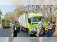 Terpeleset dan Jatuh ke Sisi Kanan Jalan, Pemotor di Margomulyo, Bojonegoro Meninggal Terlindas Truk