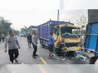 'Adu Banteng' Pikap vs Truk di Baureno, Bojonegoro, Satu Orang Meninggal, Satu Orang Luka-luka