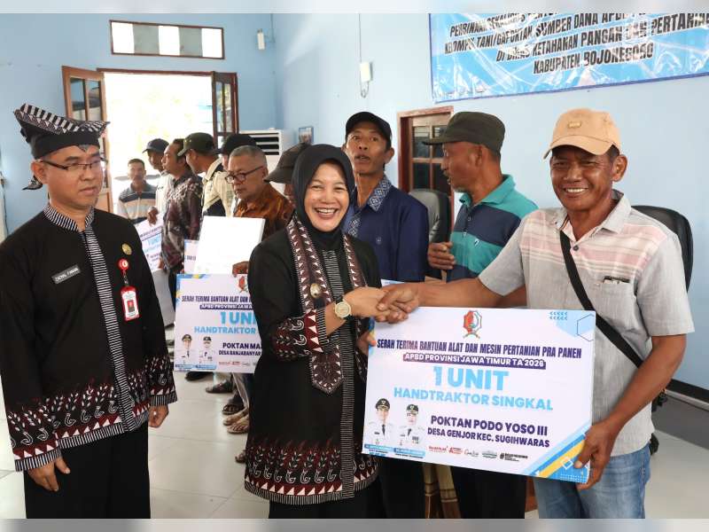 Pemkab Bojonegoro Serahkan  Alsintan Pra-Panen untuk Kelompok Tani
