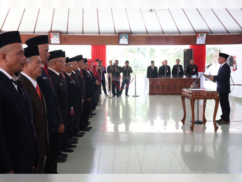 Dekatkan Penugasan Sesuai Domisili, Bupati Bojonegoro Lantik 504 ASN dan Kepala Sekolah
