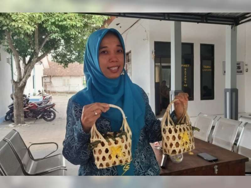 Tembus Pasar Estetik, Perajin Anyaman Desa Gapluk Purwosari Kreasikan Keranjang Mini Telur Gayatri