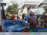 Kekeringan Meluas ke 60 Desa, Ketua Komisi B DPRD Bojonegoro Salurkan Bantuan Air Bersih di Sumberrejo