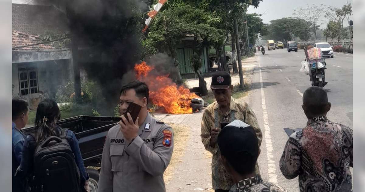 Sepeda Motor Milik Warga Malo, Terbakar di Jalan Raya Margomulyo, Balen, Bojonegoro