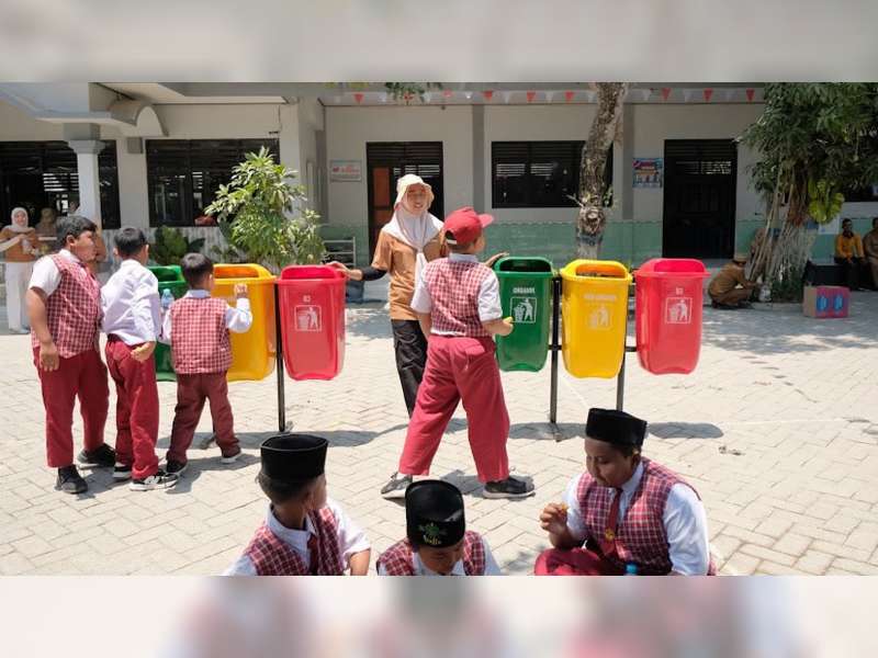 Pekerja EMCL Kerja Bakti Bersama Masyarakat Sekitar Lapangan Kedung Keris
