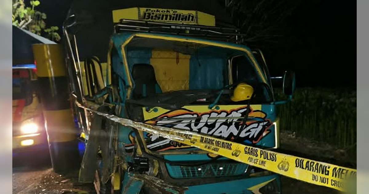 Diduga Pengemudi Kurang Konsentrasi, Truk di Kedungadem, Bojonegoro Tabrak Portal Pembatas Jalan