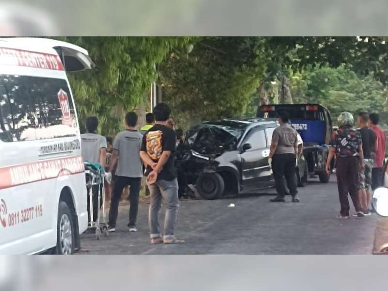 Diduga Mengantuk, Xenia Tabrak Pohon Penghijauan di Dander Bojonegoro, Pengemudi Meninggal