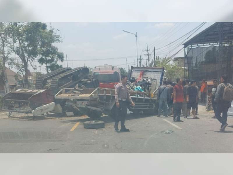 Kecelakaan di Balen, Bojonegoro, Truk Muat Mesin Kombi Tabrak Mobil Penumpang