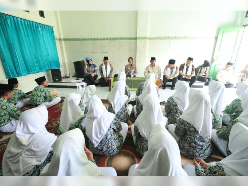 Kunjungi Ponpes Al-Fatimah, Kapolres Bojonegoro Ingatkan Bahaya Kenakalan Remaja