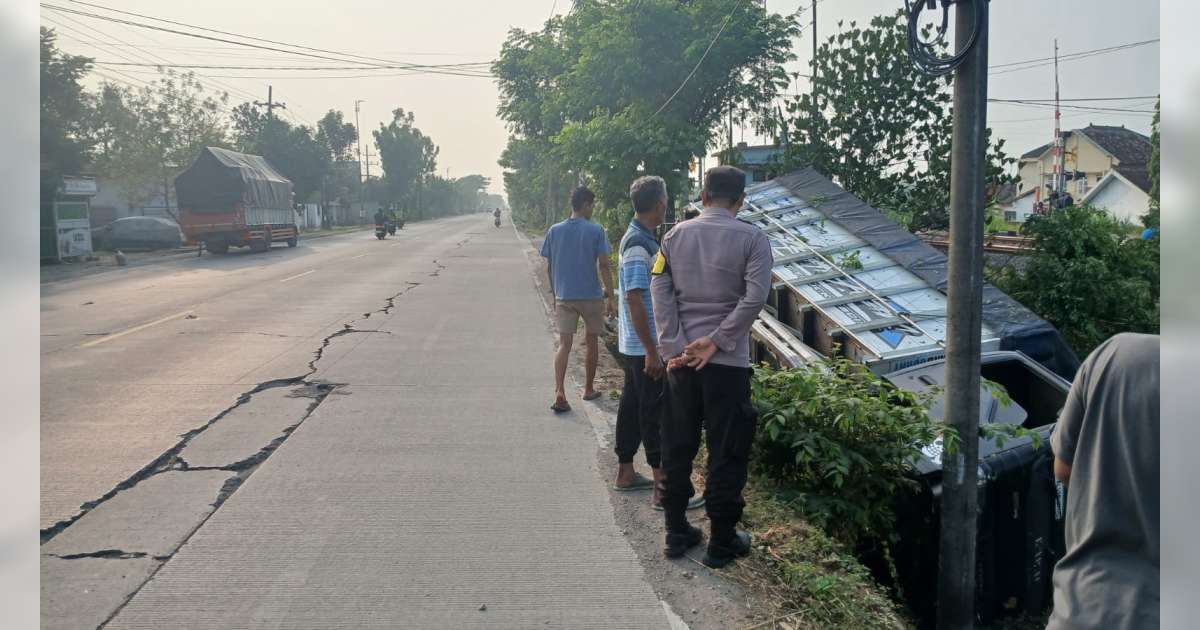 Diduga Sopir Mengantuk, Truk di Kalitidu, Bojonegoro Terperosok dan Terguling di Bahu Jalan
