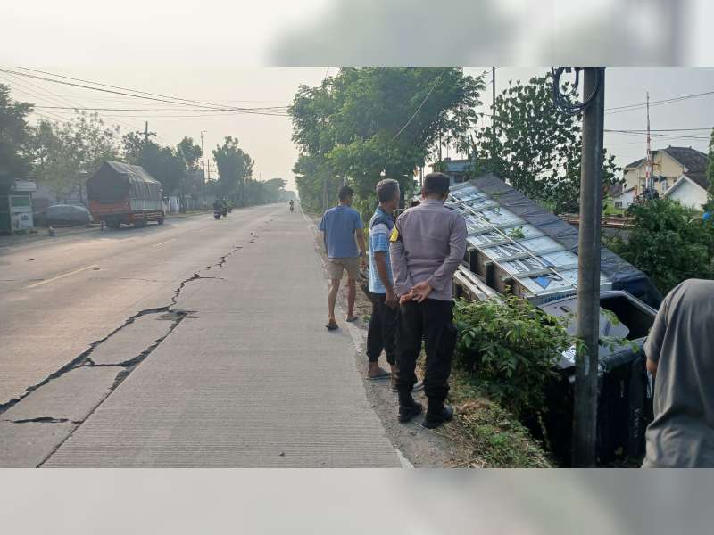 Diduga Sopir Mengantuk, Truk di Kalitidu, Bojonegoro Terperosok dan Terguling di Bahu Jalan