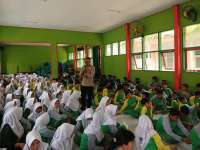 Polisi Ingatkan Bahaya Narkoba Berbentuk Jajanan Ringan ke Pelajar di SMPN 2 Sumberrejo