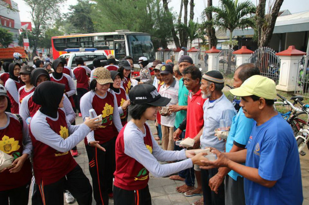 Hari Kartini Polwan Bojonegoro Bagikan Nasi Bungkus pada 