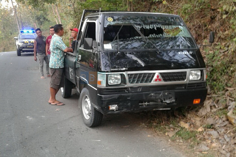 Pikap Tabrak Honda  Beat  di Gondang Pengendara Motor  Patah 