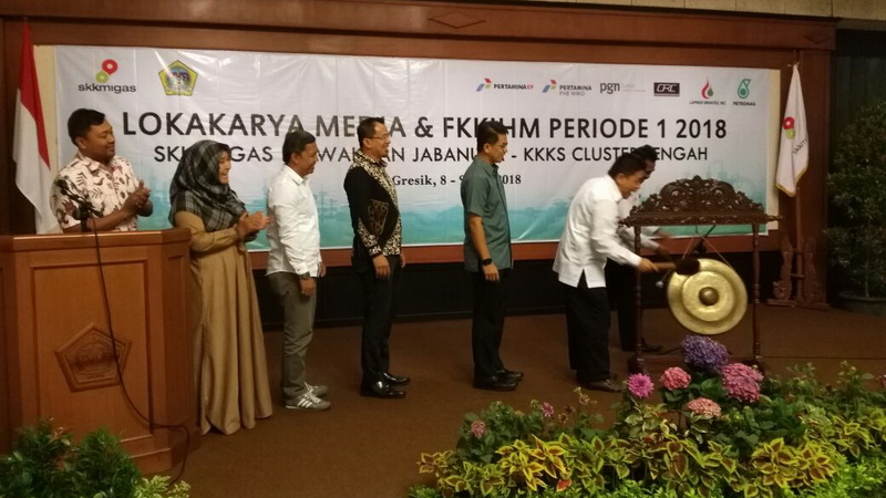 Foto: Kepala SKK Migas Jabanusa, Ali Masyhar bersama Wakil Bupati Gresik, Mohammad Qosim, menabuh gong tanda dimulainya lokakarya.