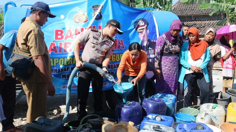 Kembali Polres Bojonegoro Salurkan Bantuan Air Bersih Pada Warga Terdampak Kekeringan 3246