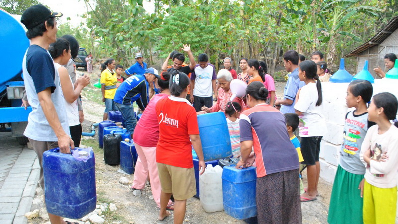 Lagi Polisi Di Bojonegoro Beri Bantuan Air Bersih Pada Warga Terdampak Kekeringan 7449