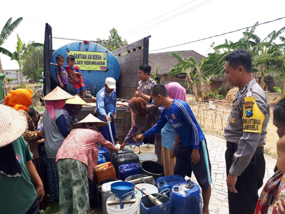 Polisi Di Kedungadem Bojonegoro Salurkan Bantuan Air Bersih Pada Warga 5877