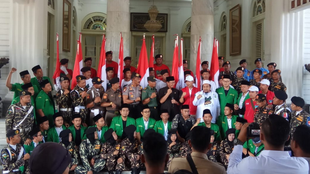 Kirab Satu Negeri, Kibarkan Bendera Merah Putih Di Pantai Tuban ...