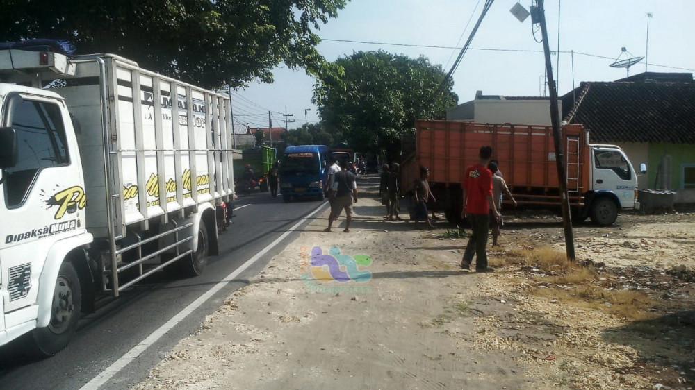 Pecah Ban Truk  Bermuatan Rongsokan Terguling di  Baureno 