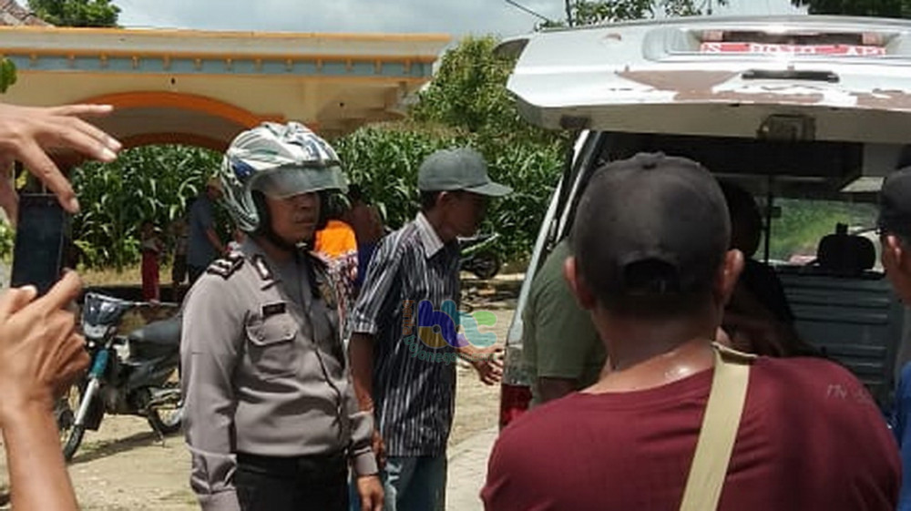 Jenazah korban tenggelamnya Moch Akbar Febriansyah bin Sukoco (7), saat dievakuasi dari TKP ke rumah duka.