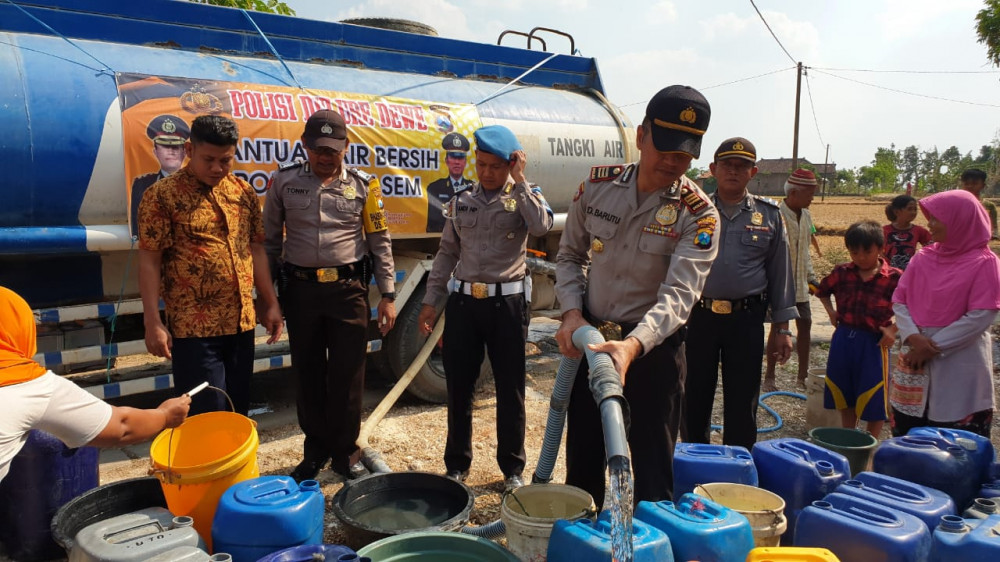 Polsek Ngasem Bojonegoro Salurkan Bantuan Air Bersih Pada Warga Terdampak Kekeringan 1114