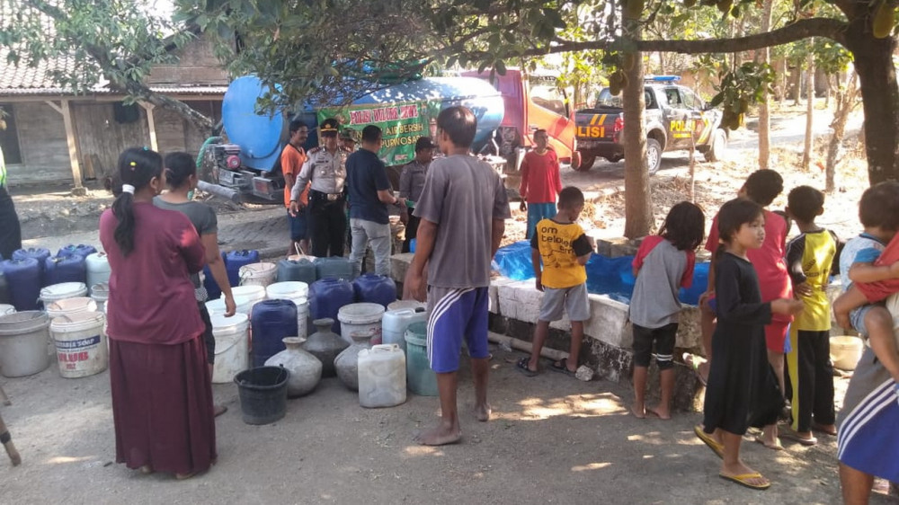 Warga Desa Pelem Terima Bantuan Air Bersih Dari Polsek Purwosari Bojonegoro 2049