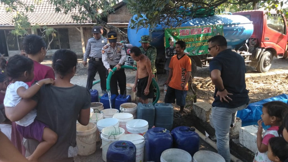 Warga Desa Pelem Terima Bantuan Air Bersih Dari Polsek Purwosari Bojonegoro 0116