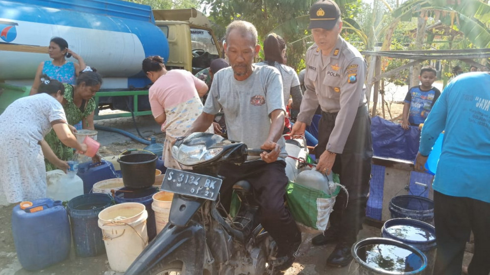 Polsek Ngasem Bojonegoro Bantu Salurkan Air Bersih Bantuan Gubernur Jawa Timur 1275