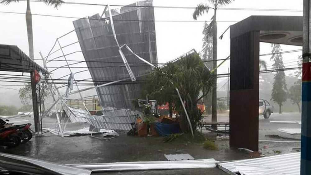 Diterjang Angin, Sejumlah Pohon di Bojonegoro Roboh, Beberapa Bangunan Rusak | BeritaBojonegoro.com