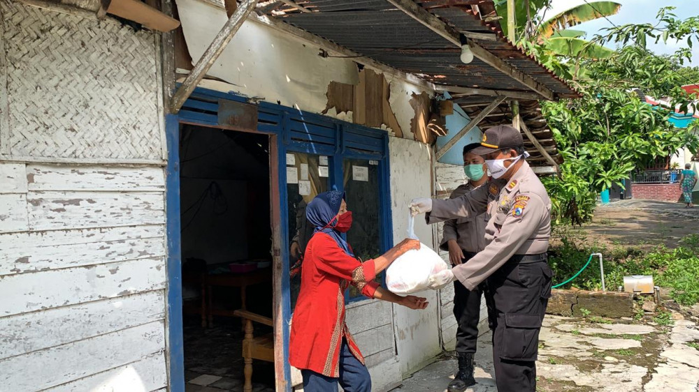 Polres Bojonegoro Bagikan Ribuan Paket Sembako Dan Masker Pada Warga ...