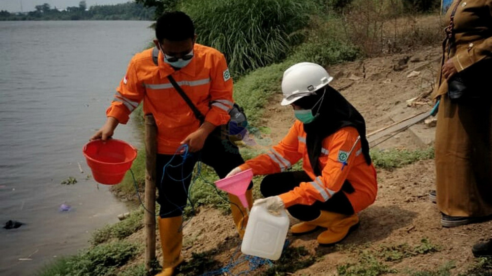 DLH Bojonegoro Lakukan Pengujian Air Sungai Bengawan Solo Yang Diduga ...