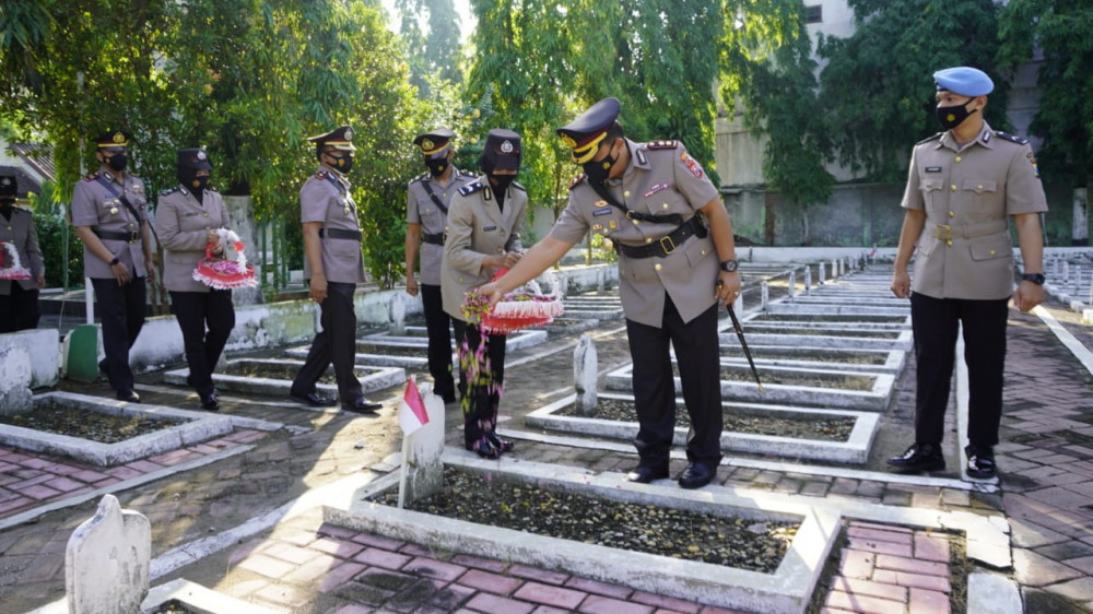 Sambut Hari Bhayangkara Polres Bojonegoro Gelar Ziarah Dan Tabur Bunga