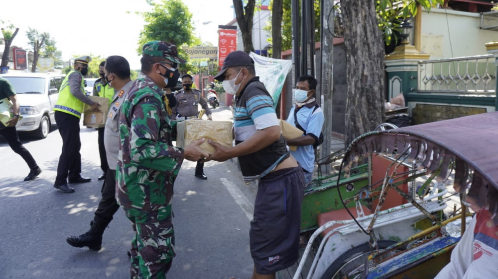 Dandim 0813 Bojonegoro, Letkol Inf Bambang Hariyanto, saat bagikan paket sembako kepada masyarakat tidak mampu di Kota Bojonegoro. Minggu (11/07/2021) (foto: istimewa)