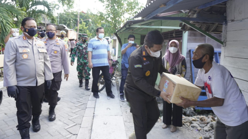 Kepala Kejaksaan Negri (Kajari) Bojonegoro, Sutikno SH MH, saat bagikan paket sembako kepada masyarakat tidak mampu di Kota Bojonegoro. Minggu (11/07/2021) (foto: istimewa)