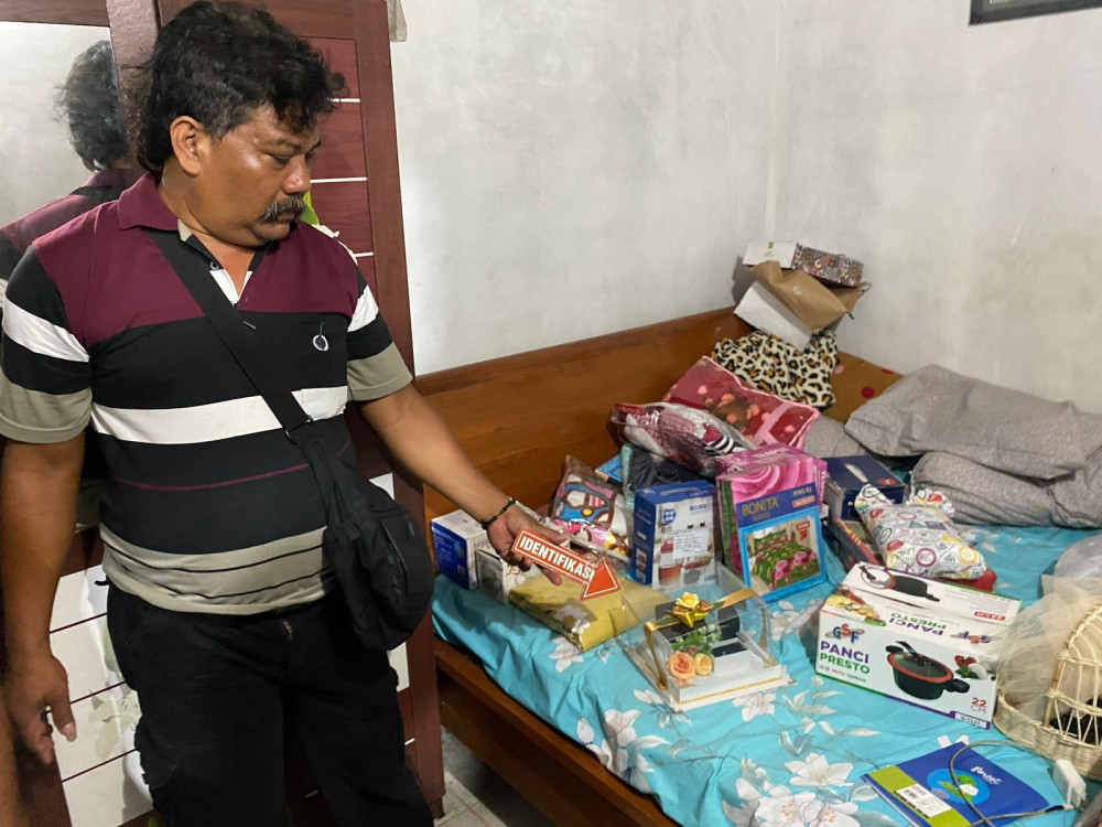 Petugas melakukan pemeriksaan di TKP pencurian mahar. Sumber foto: Istimewa